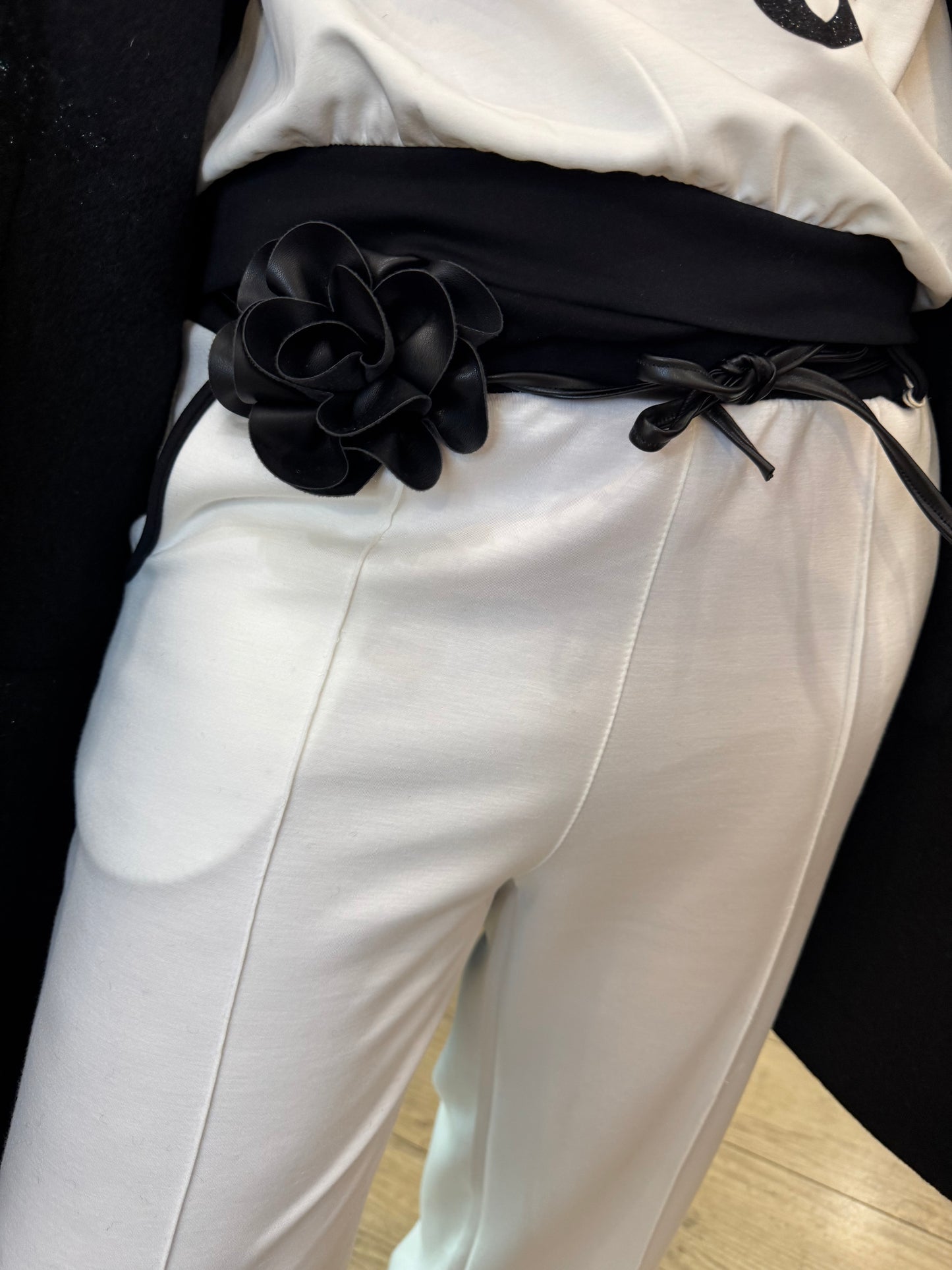 Pantalon blanc  avec ceinture fleur