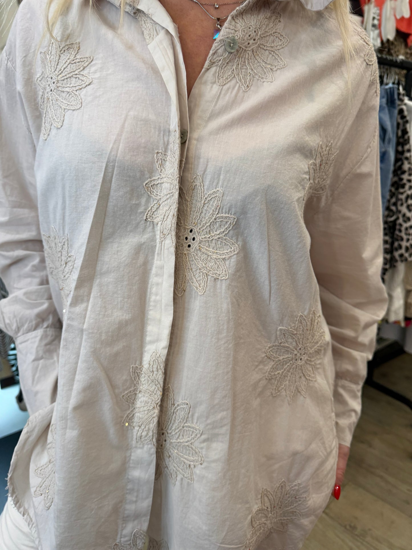 Chemise beige brodée